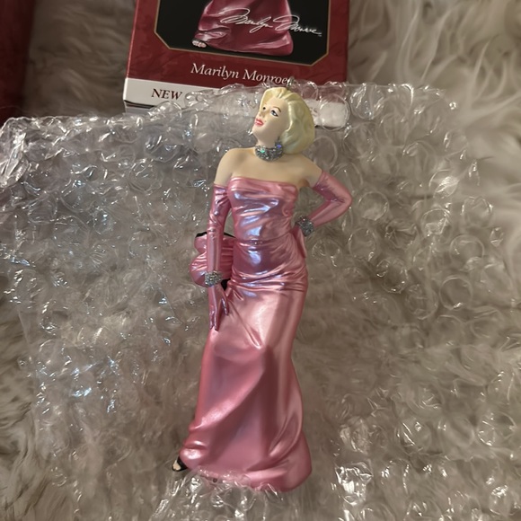 Set of 2 Marilyn Monroe Collector’s Series Keepsake Vintage Hallmark Ornaments - Picture 4 of 8